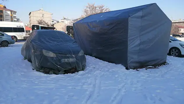 Ağrı'nın kışında araçlar naylon ve portatif garajlarla korunuyor
