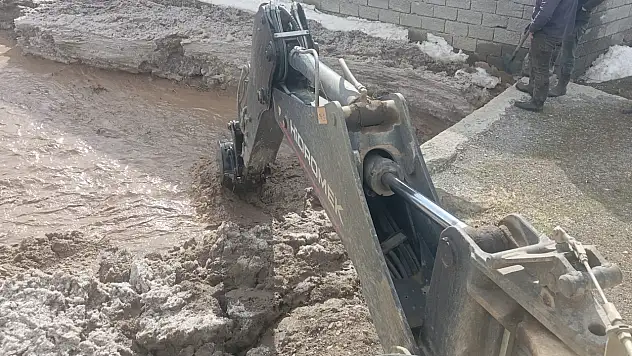 Ağrı'nın köylerinde menfez ve dereler temizleniyor