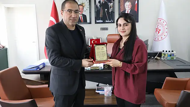 Ağrı'nın o sesi Lavin oldu! Türkiye birincisi Lavin Türfent ödüllendirildi
