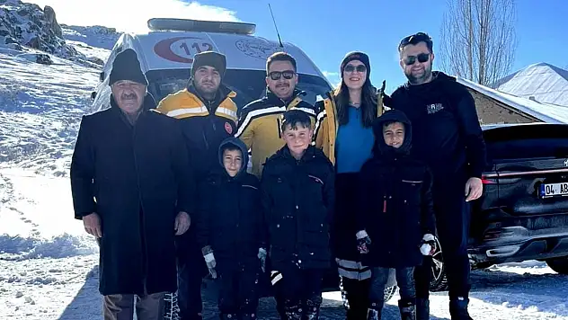 Ağrı'nın Patnos ilçesinde karla kapalı yollarda zamanla yarış