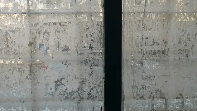 Ağrı'nın soğuğunda camlar buz tuttu