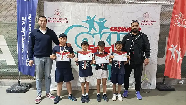 Ağrı'nın tenisçi raketleri bölgeye damga vurdu: İki şampiyonluk birden!