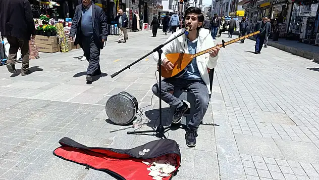 Ağrı'nın yanık sesi Cumhuriyet Caddesi'nde yankılanıyor