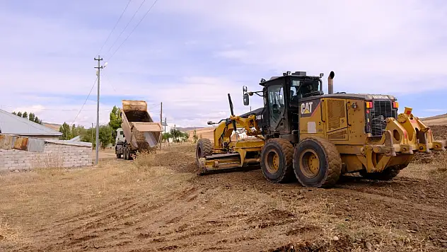 Ağrı'nın Yukarıküpkıran Köyü'nde yollar bakıma alındı