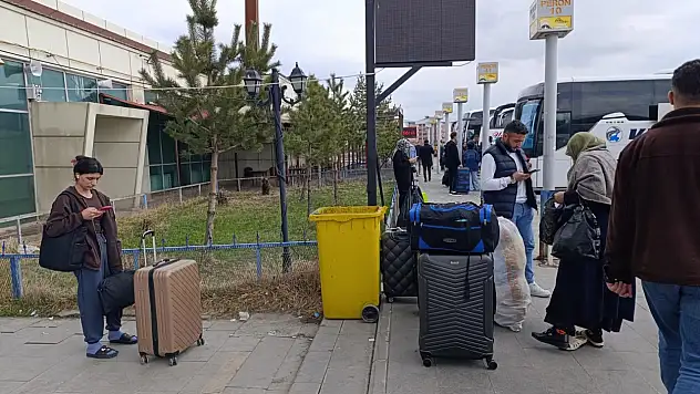 Ağrı otogarında bayram dönüşü yoğunluğu başladı
