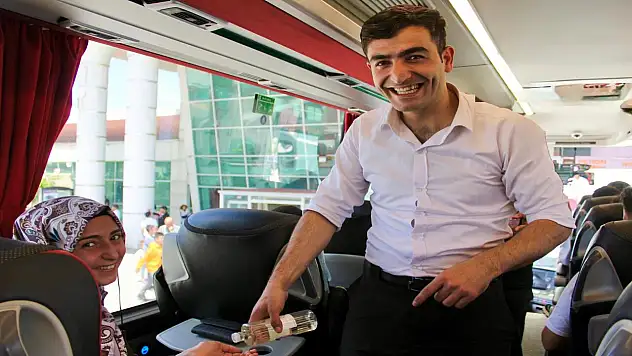 Ağrı otogarında bayram yoğunluğu: Şeker ve güler yüz eksik olmadı