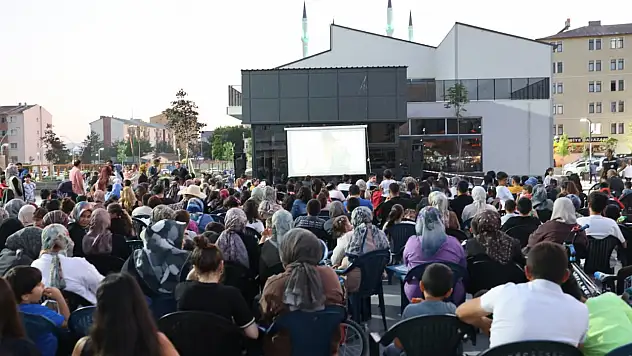 Ağrı Şakîro Kent Meydanı açık hava sinemasıyla renklendi
