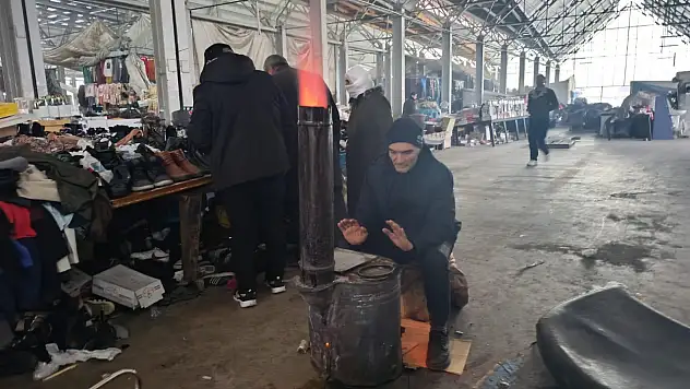 Ağrı Sebze Pazarı esnafı, soğuk havalarda sobayla ısınıyor