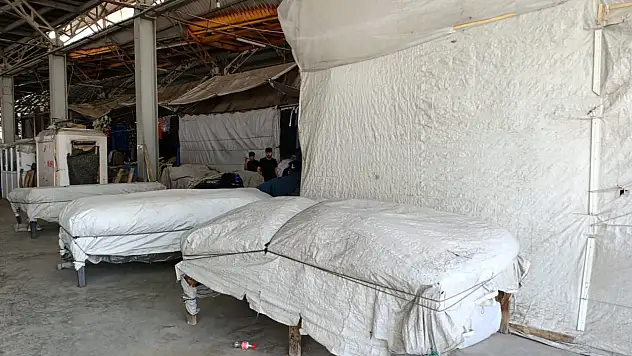 Ağrı sebze pazarında esnaf tezgâhlarını brandayla koruyor