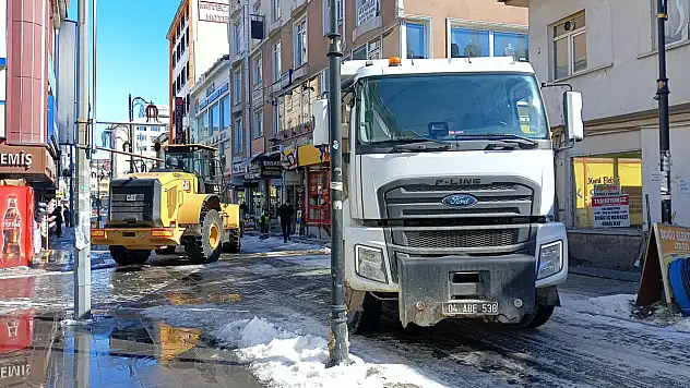 Ağrı şehir merkezi karlardan temizleniyor