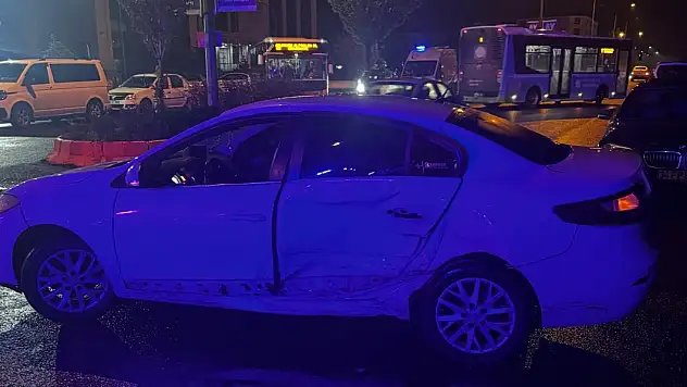 Ağrı şehir merkezinde 3 araç birbirine girdi, sürücü araçta sıkıştı
