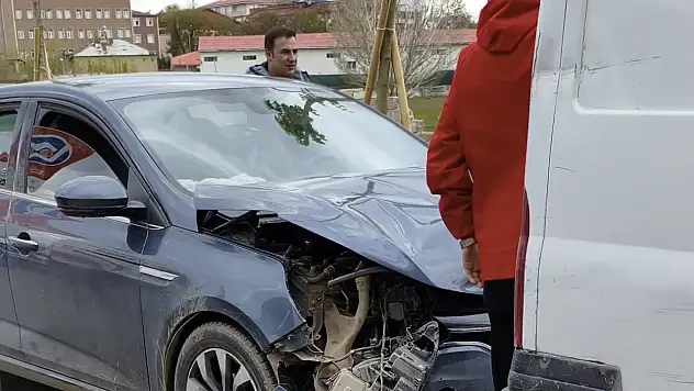 Ağrı şehir merkezinde korkutan kaza