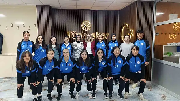 Ağrı Şeker Fabrikası'ndan kadın futbolculara moral yemeği