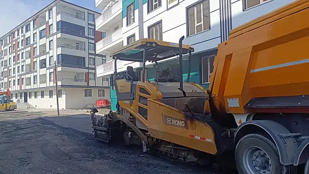 Ağrı sokakları asfalt çalışmalarıyla daha konforlu hale getiriliyor