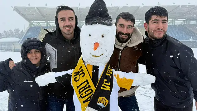 Ağrı Spor taraftarı, maç öncesi sahaya kardan moral bıraktı