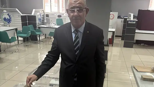 Ağrı Ticaret ve Sanayi Odası'nda başkanlık seçimi başladı! İlk oyu Mehmet Erat kullandı