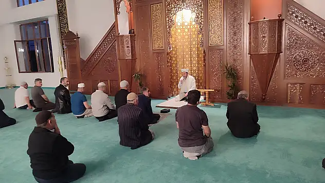 Ağrı Ulu Camii'nde 15 Temmuz şehitleri için sabah namazında dualar edildi