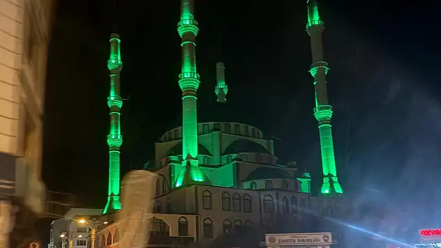 Ağrı Ulu Camii ve Merkez Camii geceleri şehrin siluetine ışık tutuyor