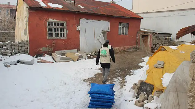 Ağrı Umut Kervanı Derneği'nin eksi 15 derecede yardım mesaisi