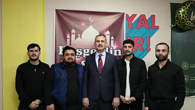 Ağrı Valisi Bozkurt bu kez gençlerle iftar açtı