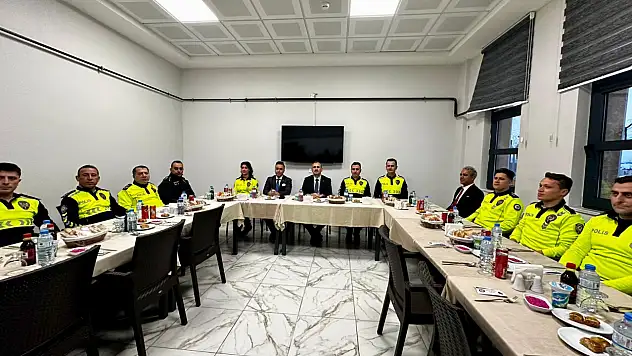 Ağrı Valisi Bozkurt, sahadaki kahramanlarla iftar yaptı