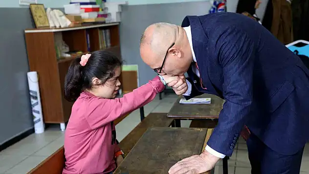 Ağrı Valisi Koç, özel eğitim sınıfındaki çocuklarla buluştu