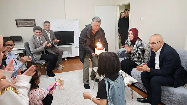 Ağrı Valisi Koç'tan minik Ebrar'a sürpriz kutlama