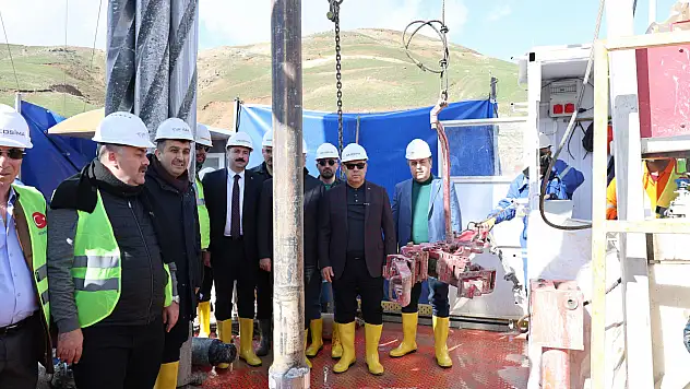 Ağrı Valisi Koç ve ASKON heyetinden Geosima sondaj sahasına ziyaret