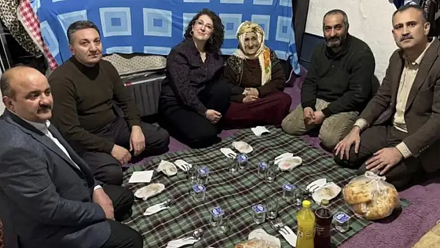 Ağrı Valisi'nden yer sofrasında mütevazi iftar