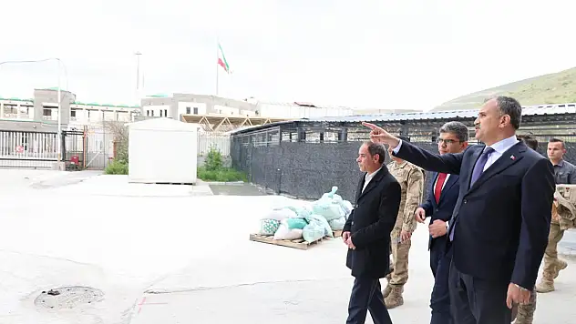 Ağrı Valisi Önder Bozkurt bayramda sınırın sıfır noktasına gitti