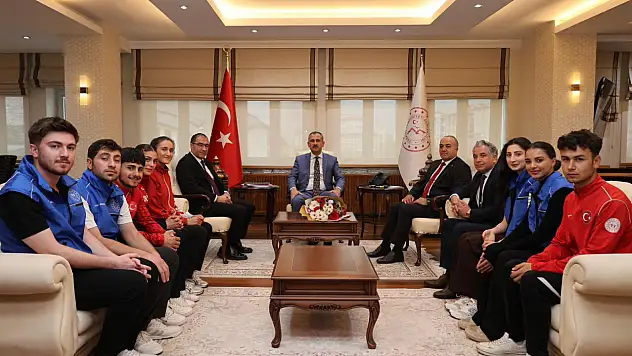 Ağrı Valisi Önder Bozkurt genç sporcuları makamında ağırladı
