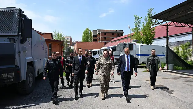Ağrı Valisi Önder Bozkurt'tan çevik kuvvet personeline bayram ziyareti