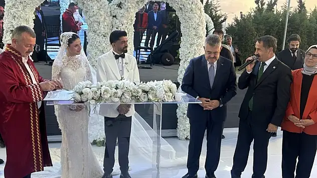 Ağrılı başkanın oğlunun düğününde nikâh cüzdanını Ağrılı vekil verdi