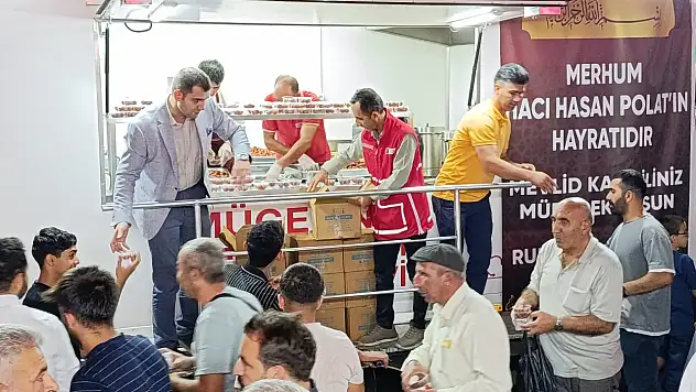 Ağrılı esnafın hayrı, Kızılay işbirliği ile kandil gecesinde vatandaşlarla buluştu