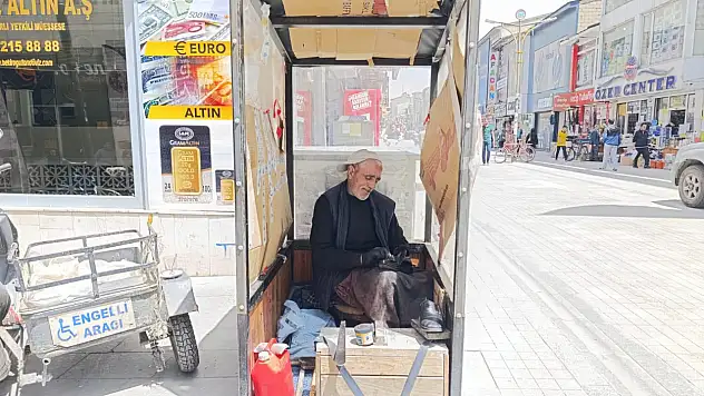 Ağrılı Hanifi Usta 20 yıldır boyadığı ayakkabılarla bayrama hazırlanıyor