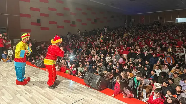 Ağrılı minikler ramazan şenliklerinde doyasıya eğlendi