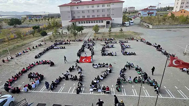 Ağrılı öğrenciler Gazze için tek yürek oldu