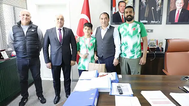 Ağrılı sporcu altın madalyasını kutlamak için memleketine döndü
