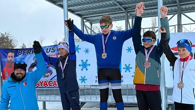Ağrılı sporcular Erzurum pistlerinde kürsüye çıktı