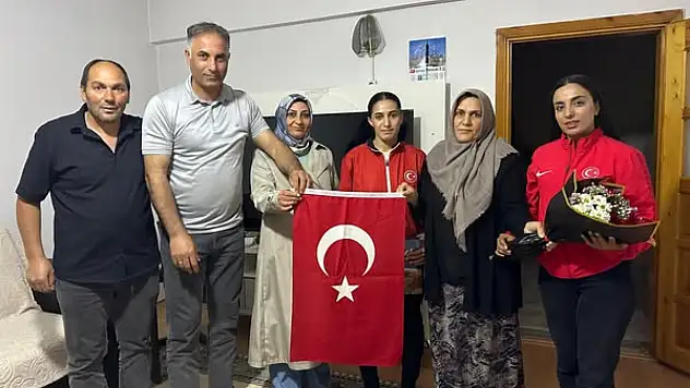 Ağrılı sporculardan Kurban Bayramı'nda anlamlı ziyaret