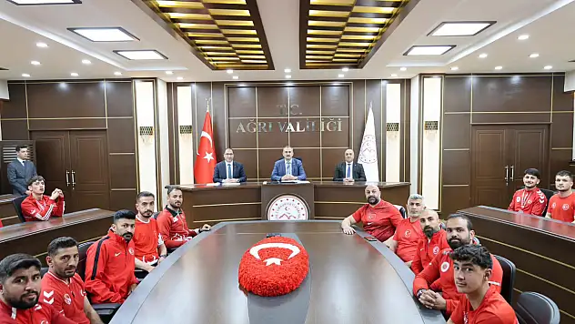 Ağrılı sporcuların başarısı Valilikte takdir topladı