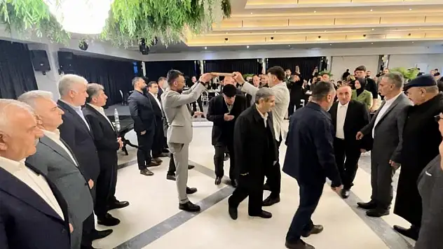 Ağrılılardan örnek girişim! Husumetli aileler iftar sofrasında barıştı
