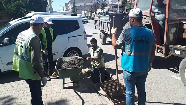 Ahlat Belediyesi Ekipleri Yağış Öncesi Altyapı ve Mazgal Temizlik Çalışmalarını Sürdürüyor