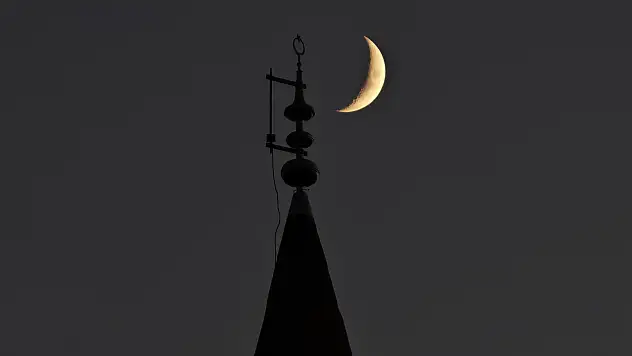 Ahlat semalarında büyüleyen görüntü hilal minareyle aynı karede buluştu