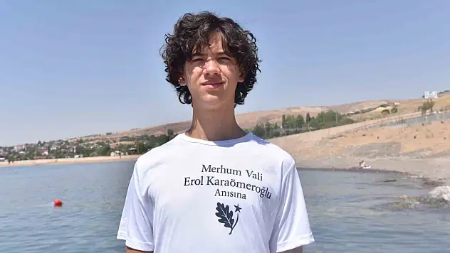 Ahlat'ta Erol Karaömeroğlu Anısına Yüzme Maratonu: Genç Yüzücü 6 Km'yi Tamamladı