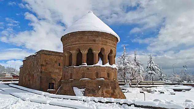 Ahlat'ta kartpostallık kış: Selçuklu mezar taşları beyaz örtüyle büyüledi