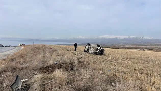 Ahlat'ta otomobil takla attı