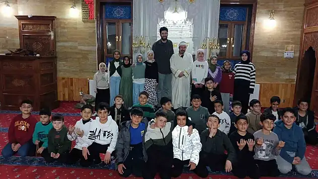 Ahlat'ta ramazan sevinci öğrencilerden anlamlı teravih buluşması