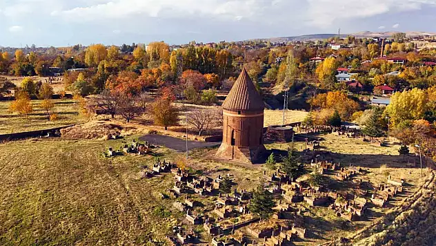 Ahlat'ta Sonbahar, Tarihi Güzelliklerle Buluştu: Eşsiz Manzaralar Göz Kamaştırıyor