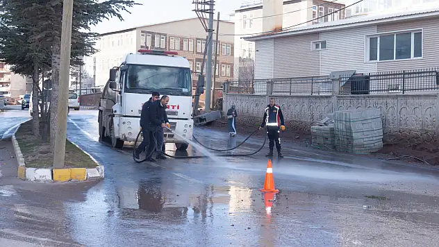 Ahlat'ta Yol Yıkama ve Temizlik Çalışmaları Sürüyor